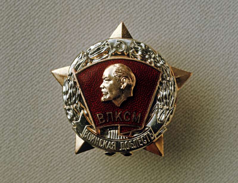 RIAN_archive_468937_Soldiers_Valour_sign_of_Central_Committee_of_Komsomol.jpg